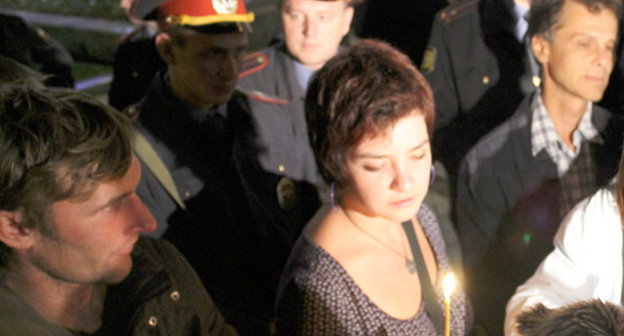 Гражданские активисты с зажженными свечами у здания краевой администрации. Краснодар, 16 октября 2012 г. Фото Никиты Серебрянникова для "Кавказского узла"