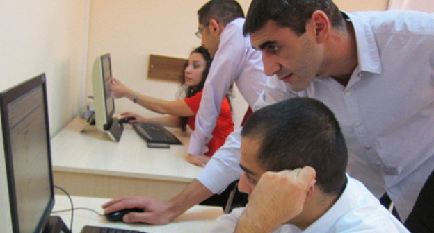 Сотрудники степанакертского филиала корпорации Synergy International Systems за работой. Нагорный Карабах, 16 октября 2012 г. Фото Алвард Григорян для "Кавказского узла"