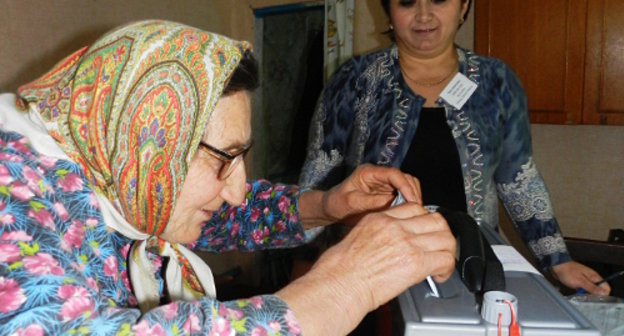 Северная Осетия, Беслан, 14 октября 2012 г. Жительница улицы 1-ая Заводская Валентина Колодченко голосует на дому - к больной пожилой горожанке по ее личному заявлению пришли с переносной урной члены участковой избирательной комиссии. Фото Алены Козыревой для "Кавказского узла" Северная Осетия, Беслан, 14 октября 2012 г. Жительница улицы 1-ая Заводская Валентина Колодченко голосует на дому - к больной пожилой горожанке по ее личному заявлению пришли с переносной урной члены участковой избирательной комиссии. Фото Алены Козыревой для "Кавказского узла"