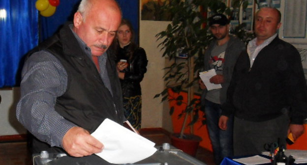 Северная Осетия, станица Змейская,14 октября 2012 г. Местные жители выбирают депутатов Парламента республики и депутатов собрания представителей Кировского района. Фото Аслана Кубалова для "Кавказского узла"