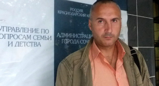 Алексей Кравец у входа в помещение в управления по вопросам семьи и детства с просьбой защитить права его и его несовершеннолетнего сына в связи с решением Адлерского районного суда о сносе дома по улице Просвещения, 65. Сочи, 19 октября 2012 г. Фото Светланы Кравченко для "Кавказского узла"