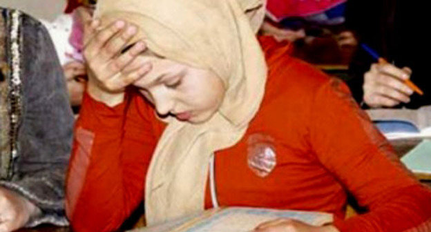 Ученица в хиджабе. Фото http://www.islamnews.ru Ученица в хиджабе. Фото http://www.islamnews.ru