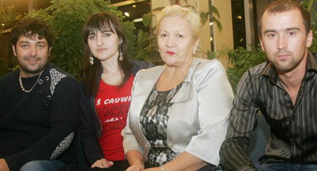 Ваха Закараев,  Марха Муталипова, Любовь Крыжановская и Алихан Османов на съезде волонтеров детства. Москва, 14 октября 2012 г. Фото Татьяны Гантимуровой для "Кавказского узла"