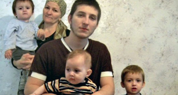 Зелимхан Читигов с родными. Фото Аэлиты Шахгиреевой, журнал "Экспертиза власти", http://www.vlast4.ru Зелимхан Читигов с родными. Фото Аэлиты Шахгиреевой, журнал "Экспертиза власти", http://www.vlast4.ru