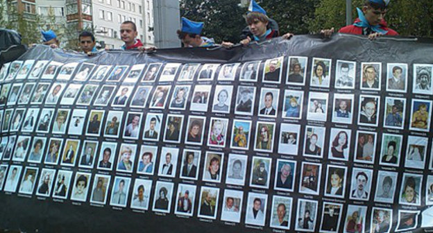 Акция памяти жертв терроризма у Театрального центра на Дубровке. 2010 г. Фото: http://bb-mos.livejournal.com Акция памяти жертв терроризма у Театрального центра на Дубровке. 2010 г. Фото: http://bb-mos.livejournal.com