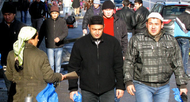 Празднование Курбан-Байрама в Москве. На снимке: раздача ковриков для молитвы на улицах города. Москва, 26 октября 2012 г. Фото Натальи Крайновой для "Кавказского узла" Празднование Курбан-Байрама в Москве. На снимке: раздача ковриков для молитвы на улицах города. Москва, 26 октября 2012 г. Фото Натальи Крайновой для "Кавказского узла"