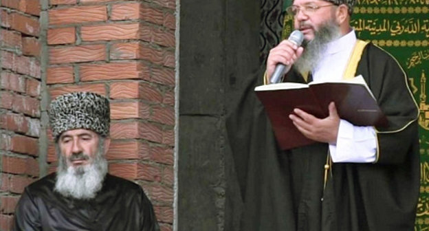 Муфтий Мухаммад Хаджи Рахимов на праздничном богослужении в мечети Пятигорска. 26 октября 2012 г. Фото с сайта Духовного Управления мусульман Ставропольского края, www.dum26.mashuk.ru Муфтий Мухаммад Хаджи Рахимов на праздничном богослужении в мечети Пятигорска. 26 октября 2012 г. Фото с сайта Духовного Управления мусульман Ставропольского края, www.dum26.mashuk.ru