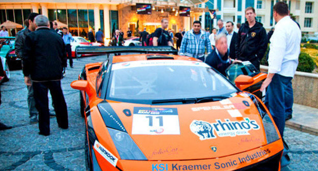 Гоночный автомобиль, участвующий в гонках City Challenge, возле отеля «Кемпински Бадамдар». Баку, 25 октября 2012 г. Фото Азиза Каримова для "Кавказского узла" Гоночный автомобиль, участвующий в гонках City Challenge, возле отеля «Кемпински Бадамдар». Баку, 25 октября 2012 г. Фото Азиза Каримова для "Кавказского узла"