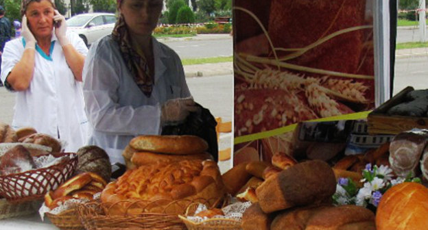 Прилавок с хлебом на ежегодной торгово-промышленной выставке-ярмарке в Грозном, Чечня, август 2012 г. Фото: http://www.chechnyatravel.com Прилавок с хлебом на ежегодной торгово-промышленной выставке-ярмарке в Грозном, Чечня, август 2012 г. Фото: http://www.chechnyatravel.com