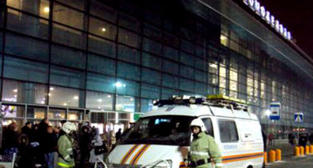 Сотрудники МЧС на месте теракта в Домодедово. Москва, 24 января 2011 г. Фото: Yuri Timofeyev (RFE/RL) Сотрудники МЧС на месте теракта в Домодедово. Москва, 24 января 2011 г. Фото: Yuri Timofeyev (RFE/RL)