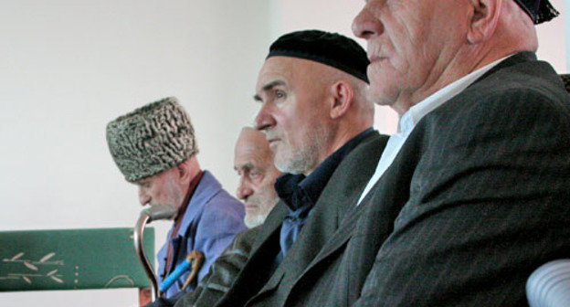 Участники голодовки. Ингушетия, Назрань, 29 октября 2012 г. Фото http://mehkkhel.org Участники голодовки. Ингушетия, Назрань, 29 октября 2012 г. Фото http://mehkkhel.org