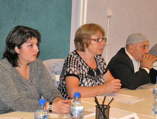 Члены садовых товариществ на встрече с администрацией Махачкалы. Дагестан, 30 октября 2012 г. Фото Тимура Исаева для "Кавказского узла" Члены садовых товариществ на встрече с администрацией Махачкалы. Дагестан, 30 октября 2012 г. Фото Тимура Исаева для "Кавказского узла"
