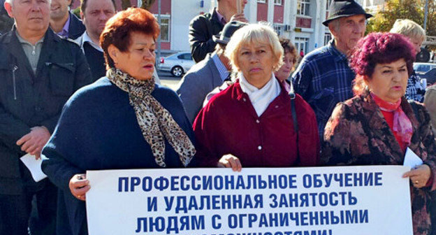 Пикет, посвященный проблемам инвалидов. Майкоп, 2 ноября 2012 г. Фото предоставлено региональным отделением профсоюзов «Соцпроф» Республики Адыгея Пикет, посвященный проблемам инвалидов. Майкоп, 2 ноября 2012 г. Фото предоставлено региональным отделением профсоюзов «Соцпроф» Республики Адыгея