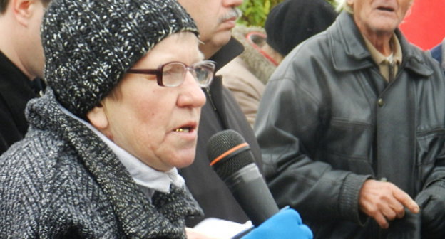 Волгоград. 4 ноября 2012 г. Митинг против нарушений прав граждан в сфере ЖКХ. Пенсионерка Любовь Илларионова подсчитала, что с 2005 года тарифы на услуги ЖКХ выросли в 40 раз. Фото Татьяны Филимоновой для "Кавказского узла"