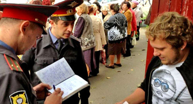 Пикет у офиса партии "Яблоко" в Краснодаре. 1 октября 2012 г. Фото Игоря Харченко Пикет у офиса партии "Яблоко" в Краснодаре. 1 октября 2012 г. Фото Игоря Харченко