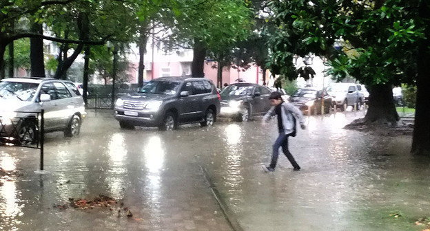 Затопленные ливнем улицы в Сочи. 7 ноября 2012 г. Фото Светланы Кравченко для "Кавказского узла"