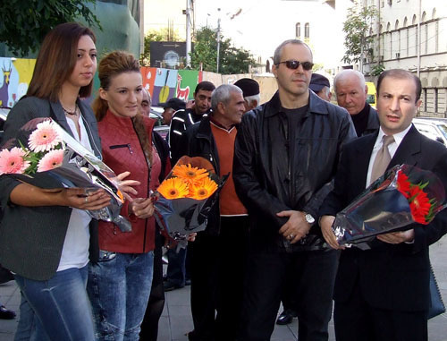 Около двадцати человек возложили цветы к памятнику Александру Пушкину в ходе акции неправительственной организации "Земля - наш дом". Тбилиси, 8 ноября 2012 г. Фото Эдиты Бадасян для "Кавказского узла" Около двадцати человек возложили цветы к памятнику Александру Пушкину в ходе акции неправительственной организации "Земля - наш дом". Тбилиси, 8 ноября 2012 г. Фото Эдиты Бадасян для "Кавказского узла"