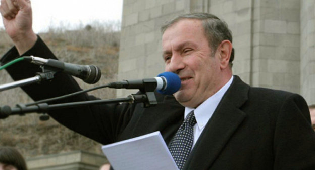 Левон Тер-Петросян выступает на митинге, Ереван, 2009 г. Фото: http://www.levonpresident.am Левон Тер-Петросян выступает на митинге, Ереван, 2009 г. Фото: http://www.levonpresident.am
