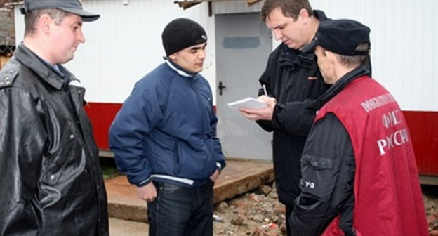 Представители УФМС и полиции Сочи проверяют документы у приезжих рабочих. Фото: Югополис, http://www.yugopolis.ru Представители УФМС и полиции Сочи проверяют документы у приезжих рабочих. Фото: Югополис, http://www.yugopolis.ru