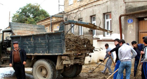 Общегородской субботник в Дербенте. Дагестан, 10 ноября 2012 г. Фото http://www.derbent.org