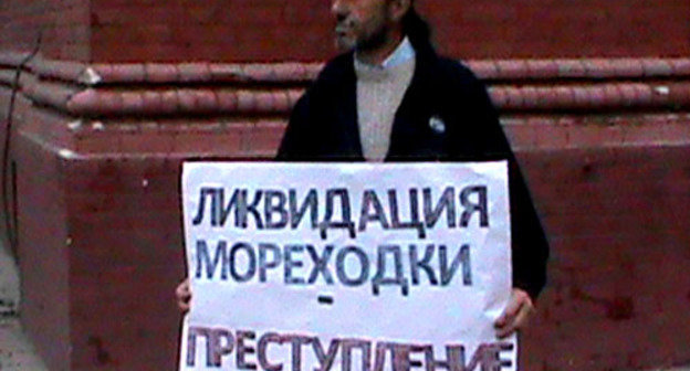 Михаил Анисенко во время пикета против ликвидации филиала Морского университета. Астрахань, 7 ноября 2012 г. Фото Елены Гребенюк для "Кавказского узла" 