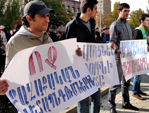 Сторонники АНК провели в Ереване акцию против приговора четверым активистам оппозиции. На снимке: плакаты с надписями - "нет политическим преследованиям", '"Оправдать молодых". Ереван, 13 ноября 2012 г. Фото Армине Мартиросян для "Кавказского узла" Сторонники АНК провели в Ереване акцию против приговора четверым активистам оппозиции. На снимке: плакаты с надписями - "нет политическим преследованиям", '"Оправдать молодых". Ереван, 13 ноября 2012 г. Фото Армине Мартиросян для "Кавказского узла"