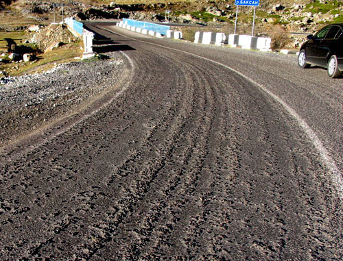 Дорога Тырныауз – Верхний Баксан. Кабардино-Балкария, ноябрь 2012 г. Фото Луизы Оразаевой для "Кавказского узла" Дорога Тырныауз – Верхний Баксан. Кабардино-Балкария, ноябрь 2012 г. Фото Луизы Оразаевой для "Кавказского узла"