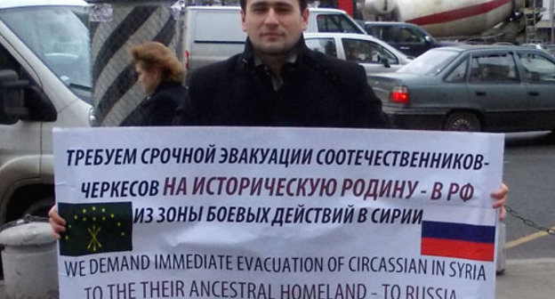 Участник одиночного пикета возле здания МИД РФ с требованием помочь черкесам Сирии. Москва, 14 ноября 2012 г. Фото Карины Гаджиевой для "Кавказского узла" Участник одиночного пикета возле здания МИД РФ с требованием помочь черкесам Сирии. Москва, 14 ноября 2012 г. Фото Карины Гаджиевой для "Кавказского узла"