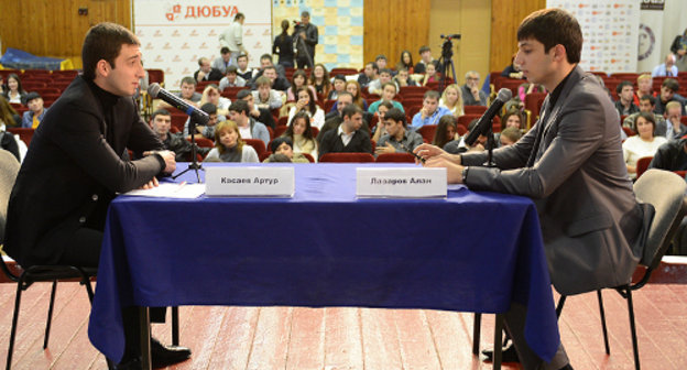 Владикавказ, актовый зал СОГМА, 5 ноября 2012 г. Заключительный этап конкурса "Перспективные лидеры Осетии". Управленческий поединок между Артуром Касаевым и Аланом Лазаровым. Фото Константина Фарниева для "Кавказского узла" Владикавказ, актовый зал СОГМА, 5 ноября 2012 г. Заключительный этап конкурса "Перспективные лидеры Осетии". Управленческий поединок между Артуром Касаевым и Аланом Лазаровым. Фото Константина Фарниева для "Кавказского узла"