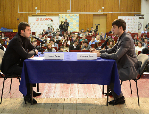 Владикавказ, актовый зал СОГМА, 5 ноября 2012 г. Заключительный этап конкурса "Перспективные лидеры Осетии". Управленческий поединок между Артуром Касаевым и Аланом Лазаровым. Фото Константина Фарниева для "Кавказского узла" Владикавказ, актовый зал СОГМА, 5 ноября 2012 г. Заключительный этап конкурса "Перспективные лидеры Осетии". Управленческий поединок между Артуром Касаевым и Аланом Лазаровым. Фото Константина Фарниева для "Кавказского узла"