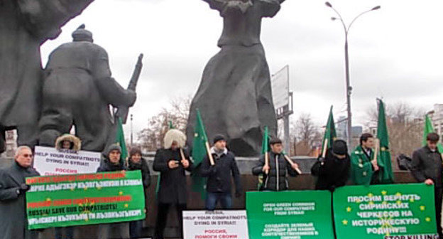 Пикет с требованием к российским властям срочной эвакуации черкесов из Сирии. Москва, 17 ноября 2012 г. Фото Карины Гаджиевой для "Кавказского узла" Пикет с требованием к российским властям срочной эвакуации черкесов из Сирии. Москва, 17 ноября 2012 г. Фото Карины Гаджиевой для "Кавказского узла"