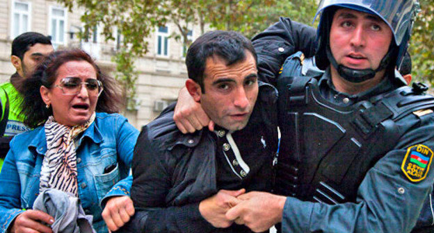 Полиция пресекла несогласованную акцию протеста сторонников оппозиции, требующих отставки парламента. Баку, 17 ноября 2012 г. Фото Азиза Каримова для "Кавказского узла" Полиция пресекла несогласованную акцию протеста сторонников оппозиции, требующих отставки парламента. Баку, 17 ноября 2012 г. Фото Азиза Каримова для "Кавказского узла"