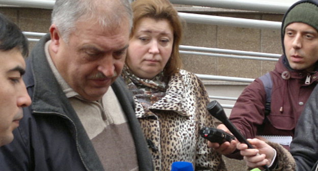 В центре: отец Ивана Агафонова и адвокат Оксана Михалкина у здания Замоскворецкого суда. Москва, 15 ноября 2012 г. Фото Юлии Буславской для "Кавказского узла" В центре: отец Ивана Агафонова и адвокат Оксана Михалкина у здания Замоскворецкого суда. Москва, 15 ноября 2012 г. Фото Юлии Буславской для "Кавказского узла"