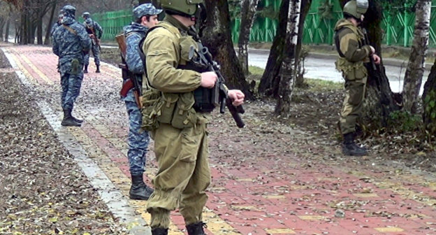 На месте взрыва в парковой зоне Нальчика в районе кафе "Трек". 15 ноября 2012 г. Фото пресс-службы МВД по Кабардино-Балкарской Республике На месте взрыва в парковой зоне Нальчика в районе кафе "Трек". 15 ноября 2012 г. Фото пресс-службы МВД по Кабардино-Балкарской Республике