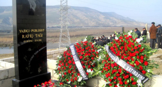 Могила Рафига Таги. Баку, Азербайджан, 2011 г. Фото: Azadliq Radiosu (RFE/RL)