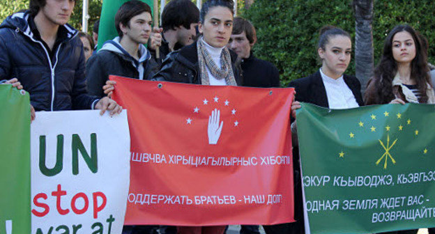 Митинг в поддержку черкесов Сирии в Сухуме, Абхазия, 22 ноября 2012 г. Фото Анжелы Кучуберия для "Кавказского узла" Митинг в поддержку черкесов Сирии в Сухуме, Абхазия, 22 ноября 2012 г. Фото Анжелы Кучуберия для "Кавказского узла"