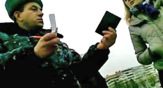 Сотрудник правоохранительных органов задерживает пикетчика и прохожих. Нальчик, 24 ноября 2012 г. Фото http://www.youtube.com Сотрудник правоохранительных органов задерживает пикетчика и прохожих. Нальчик, 24 ноября 2012 г. Фото http://www.youtube.com