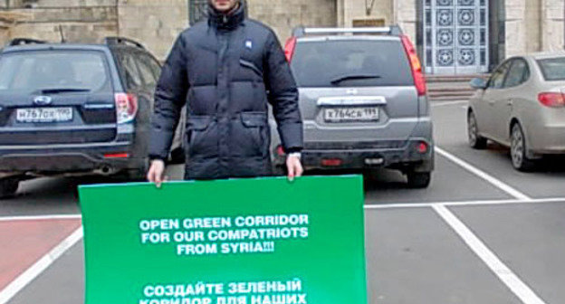 Участник одиночного пикета Азамат с плакатом "Создайте зеленный корридор для наших соотечественников в Сирии". Москва, 24 ноября 2012 г. Фото Карины Гаджиевой для "Кавказского узла" Участник одиночного пикета Азамат с плакатом "Создайте зеленный корридор для наших соотечественников в Сирии". Москва, 24 ноября 2012 г. Фото Карины Гаджиевой для "Кавказского узла"