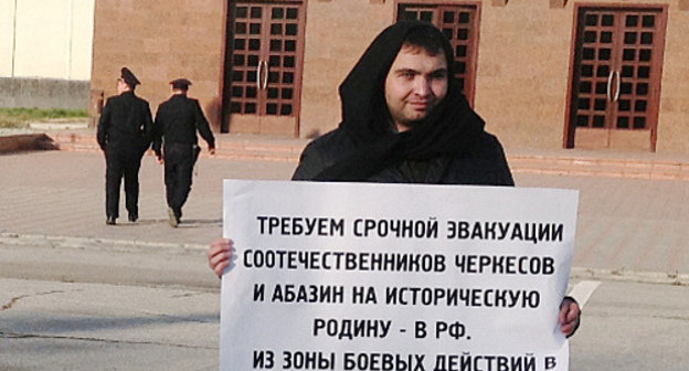 Амир Абук в одиночном пикете у здания правительства Карачаево-Черкесии. Черкесск, 24 ноября 2012 г. Фото Аси Капаевой для "Кавказского узла"