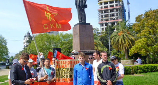 Молодежь на Советской площади у памятника Ленину. Сочи, лето 2012 г. Фото Светланы Кравченко для "Кавказского узла" Молодежь на Советской площади у памятника Ленину. Сочи, лето 2012 г. Фото Светланы Кравченко для "Кавказского узла"