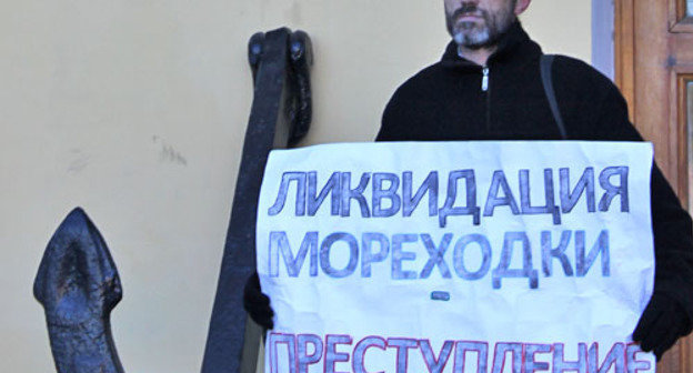 Михаил Анисенко во время одиночного пикета против ликвидации филиала Морского университета. Астрахань, 26 ноября 2012 г. Фото Елены Гребенюк для "Кавказского узла" Михаил Анисенко во время одиночного пикета против ликвидации филиала Морского университета. Астрахань, 26 ноября 2012 г. Фото Елены Гребенюк для "Кавказского узла"