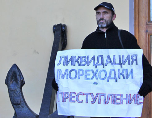 Михаил Анисенко во время одиночного пикета против ликвидации филиала Морского университета. Астрахань, 26 ноября 2012 г. Фото Елены Гребенюк для "Кавказского узла" Михаил Анисенко во время одиночного пикета против ликвидации филиала Морского университета. Астрахань, 26 ноября 2012 г. Фото Елены Гребенюк для "Кавказского узла"