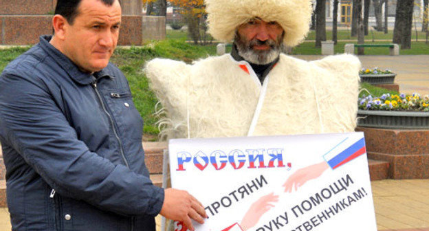 Одиночный пикет в пользу сирийских черкесов. Майкоп, 25 ноября 2012 г. Фото Олега Чалого для "Кавказского узла" Одиночный пикет в пользу сирийских черкесов. Майкоп, 25 ноября 2012 г. Фото Олега Чалого для "Кавказского узла"