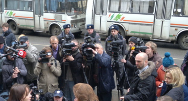 У здания Замосковорецкого районного суда Москвы в день судебного заседания по делу Расула Мирзаева 15 ноября 2012 г. Фото Юлии Буславской для "Кавказского узла" 