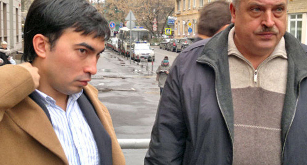 Отец Ивана Агафонова, Александр Агафонов и его
представитель Матвей Цзен. Москва, 16 ноября 2012 г. Фото Юлии Буславской для "Кавказского узла"
Отец Ивана Агафонова, Александр Агафонов и его
представитель Матвей Цзен. Москва, 16 ноября 2012 г. Фото Юлии Буславской для "Кавказского узла"