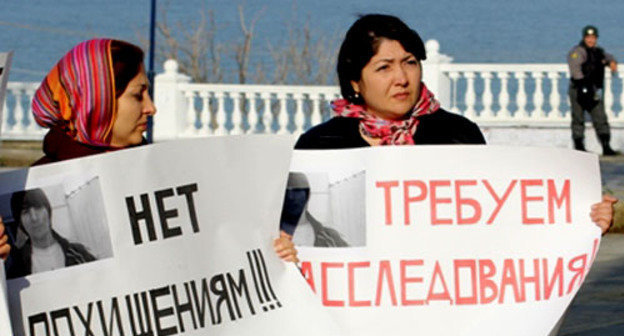 Митинг против произвола правоохранительных органов. Махачкала, 28 ноября 2012 г. Фото Махача Ахмедова для "Кавказского узла" Митинг против произвола правоохранительных органов. Махачкала, 28 ноября 2012 г. Фото Махача Ахмедова для "Кавказского узла"