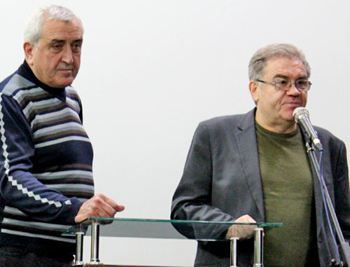 Вячеслав Гулуев (слева) и Игорь Степанов во время фестиваля фильмов о правах человека "Сталкер". Владикавказ, 29 ноября 2012 г. Фото Эммы Марзоевой для "Кавказского узла" Вячеслав Гулуев (слева) и Игорь Степанов во время фестиваля фильмов о правах человека "Сталкер". Владикавказ, 29 ноября 2012 г. Фото Эммы Марзоевой для "Кавказского узла"