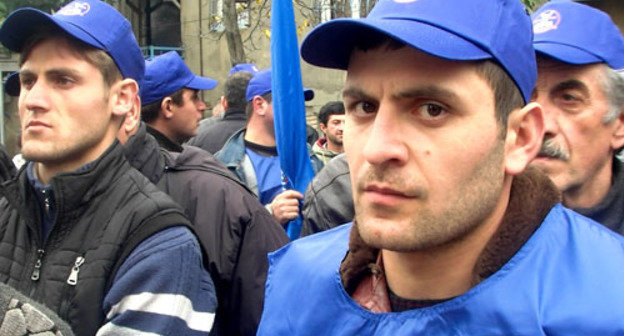 Акция протеста шахтеров перед зданием Парламента в Кутаиси. Грузия, 21 ноября 2012 г. Фото Беслана Кмузова для "Кавказского узла" Акция протеста шахтеров перед зданием Парламента в Кутаиси. Грузия, 21 ноября 2012 г. Фото Беслана Кмузова для "Кавказского узла"