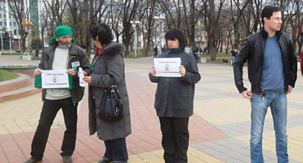 Пикет в поддержку черкесов Сирии. Адыгея, Майкоп, 2 декабря 2012 г. Фото Сергея Коблева, http://www.hekupsa.com Пикет в поддержку черкесов Сирии. Адыгея, Майкоп, 2 декабря 2012 г. Фото Сергея Коблева, http://www.hekupsa.com