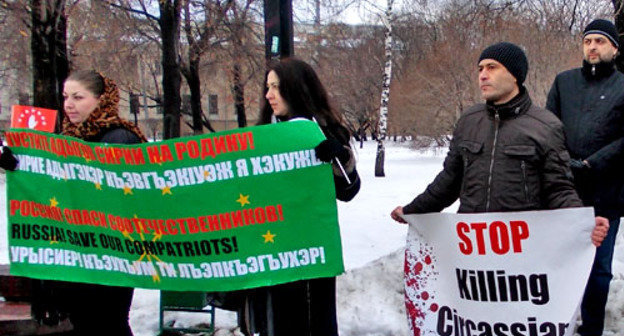 Митинг в поддержку сирийских черкесов прошел на площади Яузских ворот у памятника "Пограничникам Отечества" . Москва, 2 декабря 2012 г. Фото Карины Гаджиевой для "Кавказского узла" Митинг в поддержку сирийских черкесов прошел на площади Яузских ворот у памятника "Пограничникам Отечества" . Москва, 2 декабря 2012 г. Фото Карины Гаджиевой для "Кавказского узла"